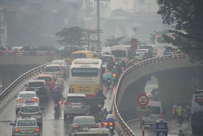 Người Hà Nội vất vả trong ngày mịt mù mưa rét tăng cường